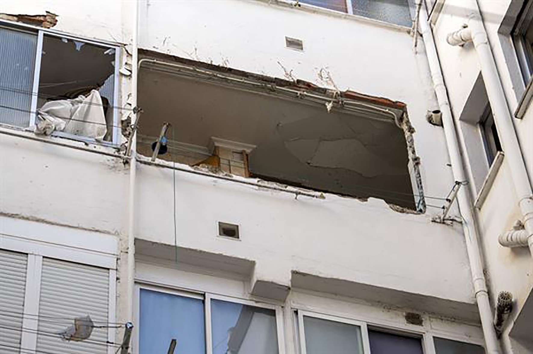 Estado en el que ha quedado la vivienda de Aranda de Duero tras la explosión de una bombona de butano esta madrugada que ha causado quemaduras a un hombre de unos 50 años Paco Santamaría