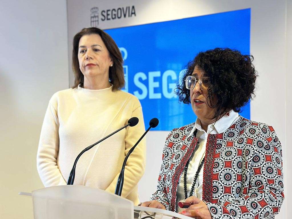 La portavoz de Vox, Esther Núñez, y la teniente alcalde, Rosalía Serrano. / EL ADELANTADO