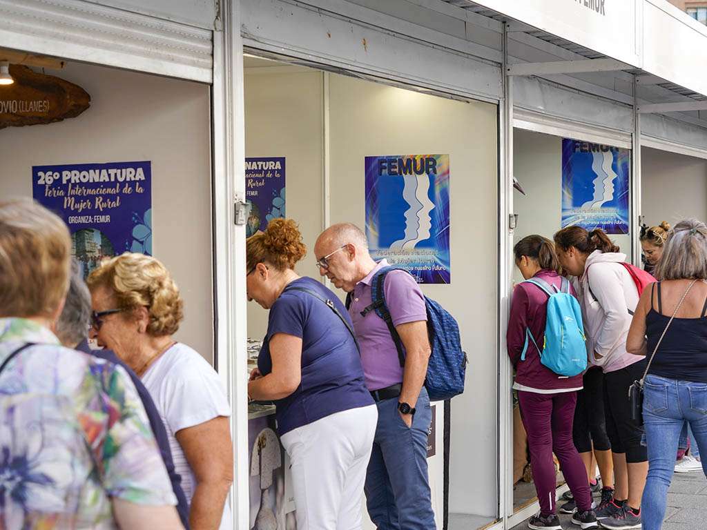 La Feria de la Mujer Rural de Femur abandonará Segovia si la ubicación definitiva es el Paseo del Salón 1 Feria Internacional de la Mujer Rural en la avenida del Acueducto. / MIGUEL ÁNGEL FERNÁNDEZ