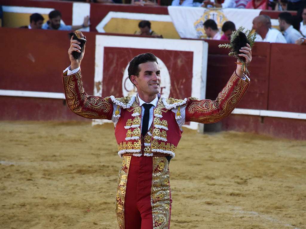 El diestro Fernando Adrián pasea dos orejas en Cuéllar. / A.M.