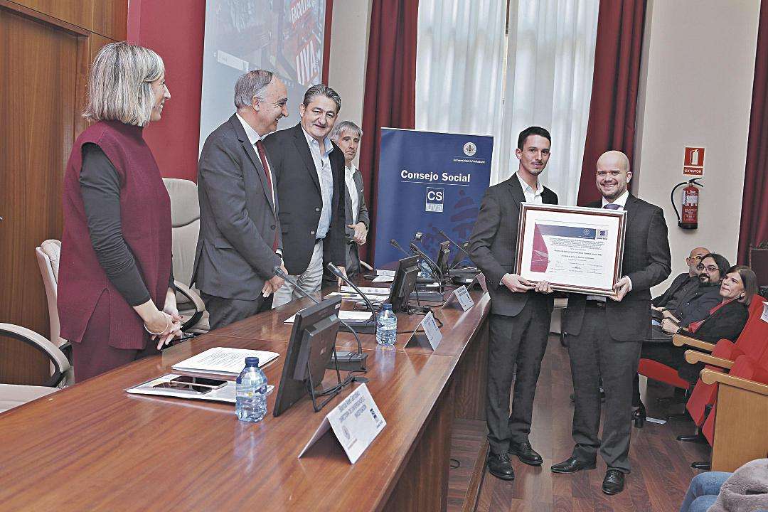 Miguel Ángel Martínez Prieto y Jorge Silvestre Vilches, coordinadores del proyecto UVAGILE, recogen el Premio de Innovación Educativa 2023, en un acto celebrado el 27 de noviembre de 2023.
