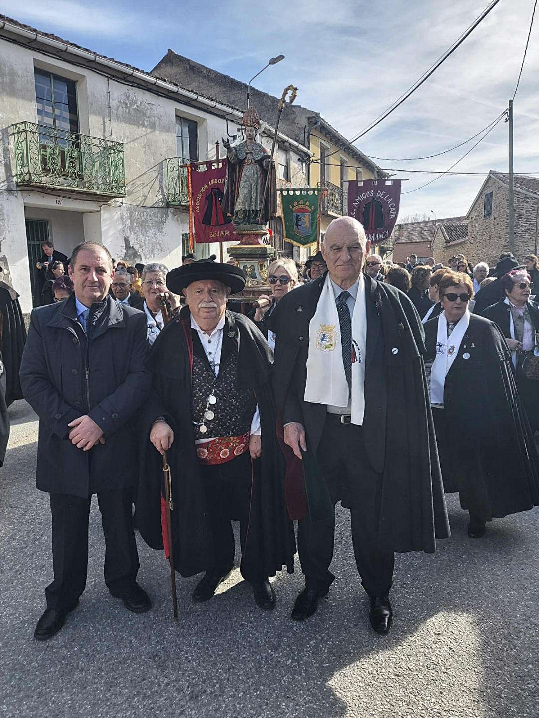 El alcalde junto al diputado y miembros de la asociación