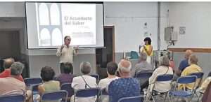 García-Lomas presentando a la profesora Belinda de Frutos en Bernuy de Porreros. / El Acueducto del Saber
