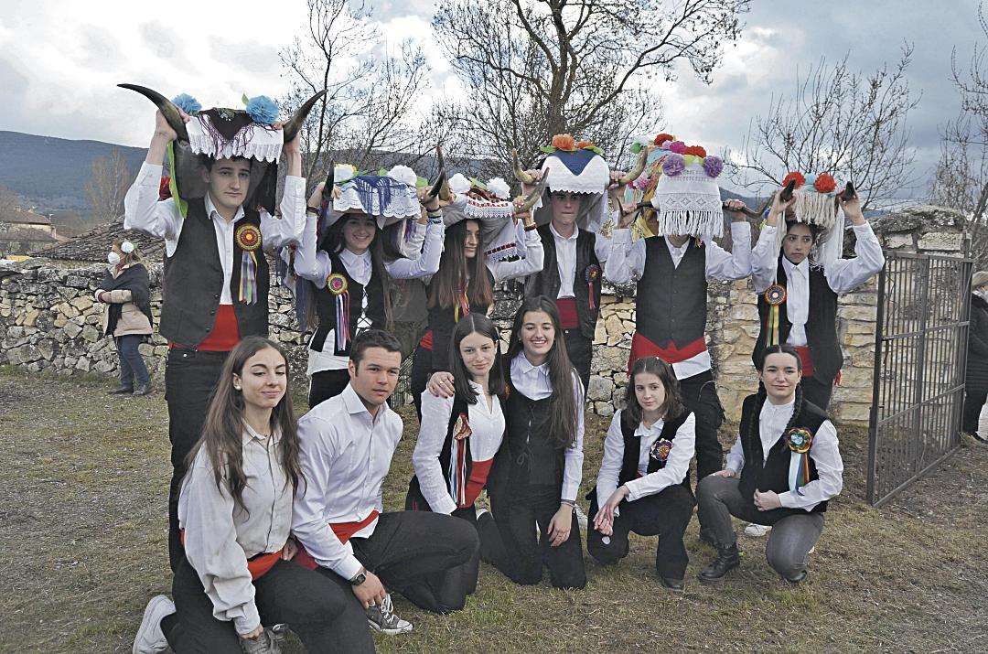 Quintos y Quintas portando las Vaquillas. Carnavales de Arcones 2022. E. Maganto.
