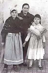 Gitana con enaguado y mantoncillo de papel. Foto: Familia del Amo Sanz. Gitana con enaguado y mantoncillo de papel. Foto: Familia del Amo Sanz.