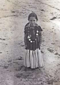Gitana con enaguado y collar de agallones. Foto: Familia de Francisca Gutiérrez. Cedidas al Archivo Fotográfico de la A. C. La Cachucha. Carnavales de Arcones 1973. Gitana con enaguado y collar de agallones. Foto: Familia de Francisca Gutiérrez. Cedidas al Archivo Fotográfico de la A. C. La Cachucha. Carnavales de Arcones 1973.