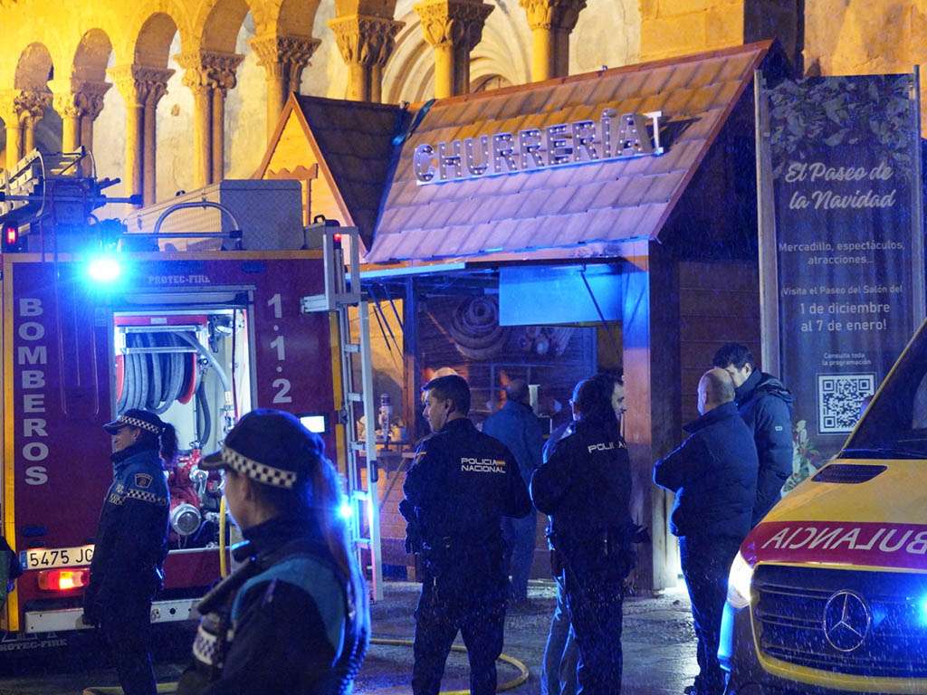 Espacio entre la calle Juan Bravo y la plaza de Medina del Campo en la que se produjo el incendio. / MIGUEL ÁNGEL FERNÁNDEZ