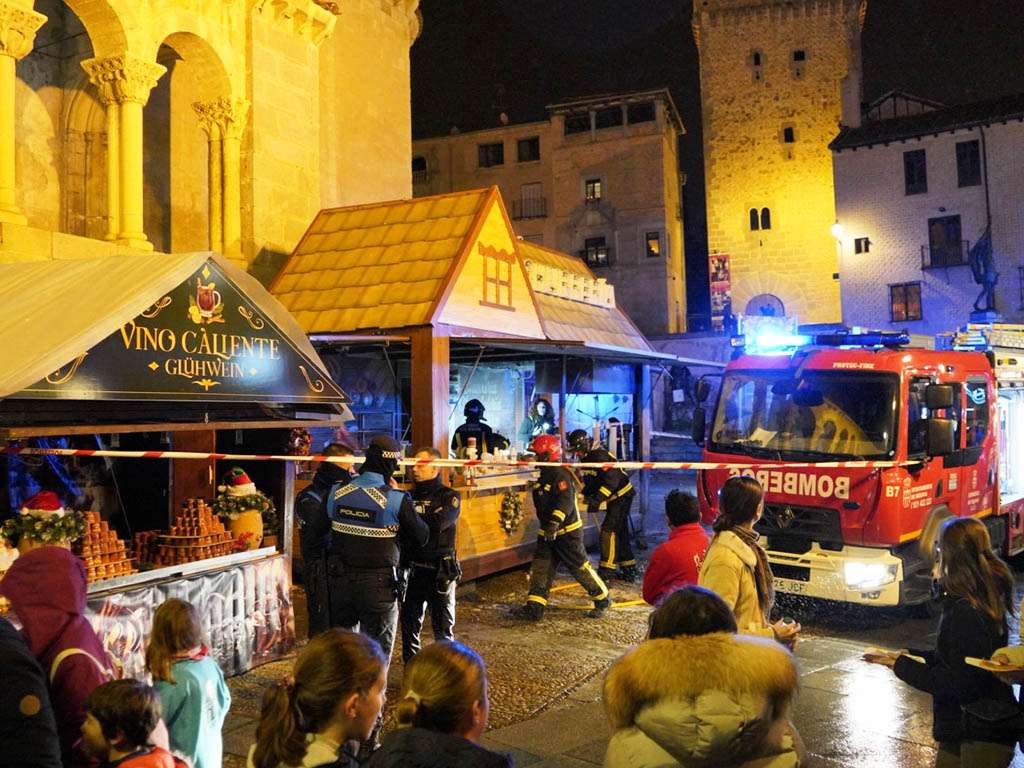 Zona acordonada por el incendio de la churrería, ubicada junto a la iglesia de San Martín. / MIGUEL ÁNGEL FERNÁNDEZ