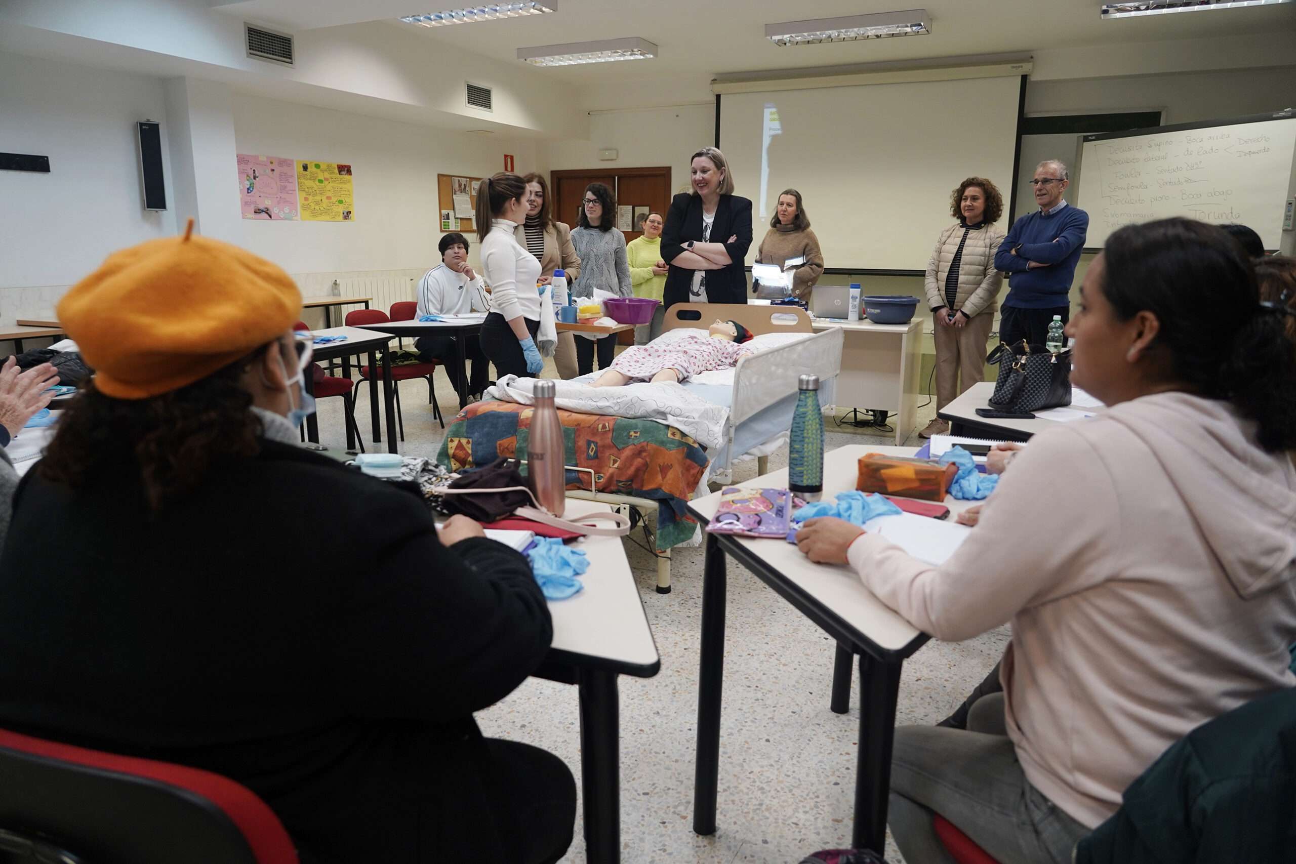 La consejera de Familia visita a participantes de los itinerarios de inserción sociolaboral para personas en riesgo o exclusión social