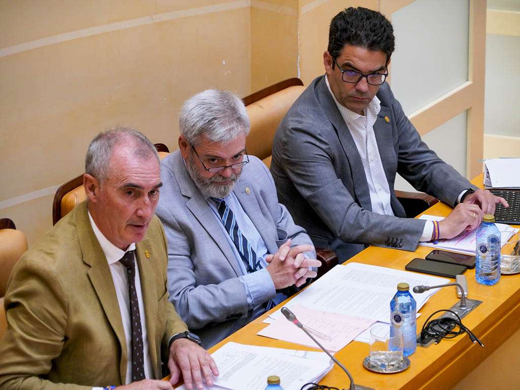 El alcalde José Mazarías, junto a Alejandro González Salamanca y José Luis Horcajo. / MIGUEL ÁNGEL FERNÁNDEZ