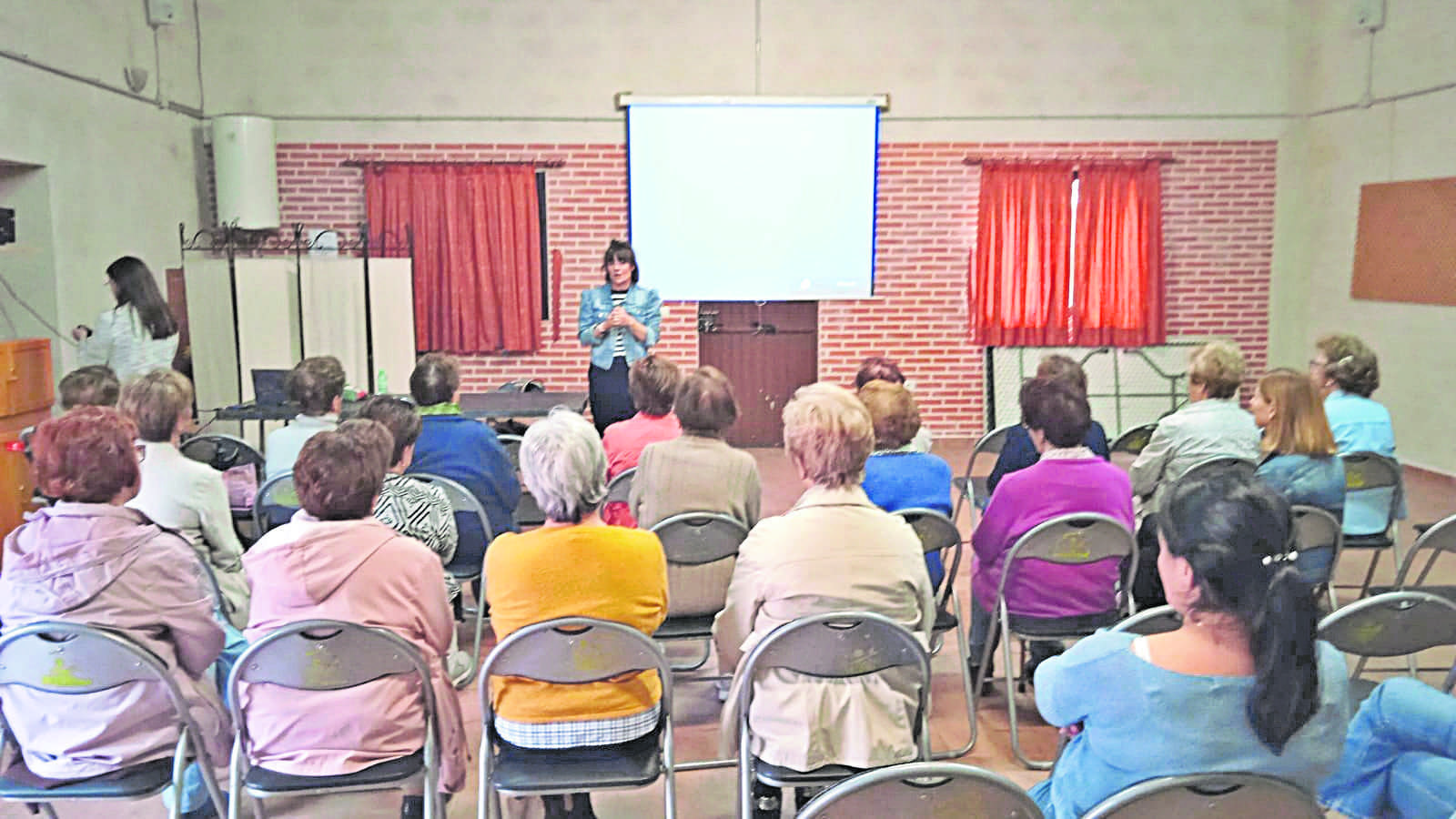 La profesora Ruth Pinedo en Escarabajosa de Cabezas. / El Acueducto del Saber