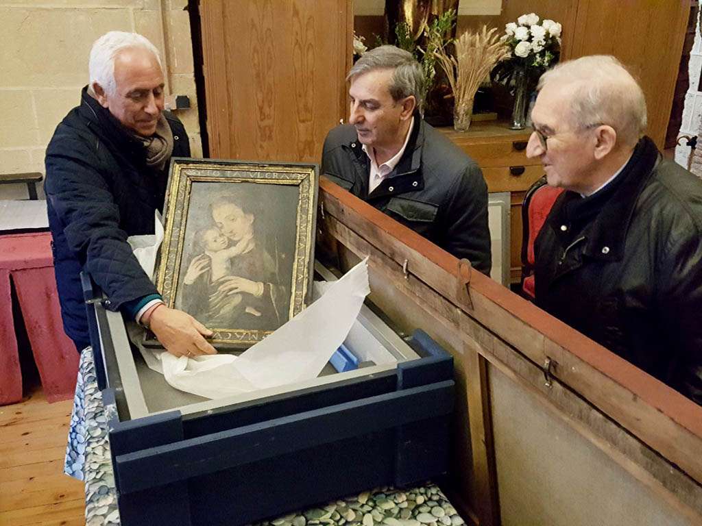 Llegada a La Trinidad de las obras restauradas por la Junta