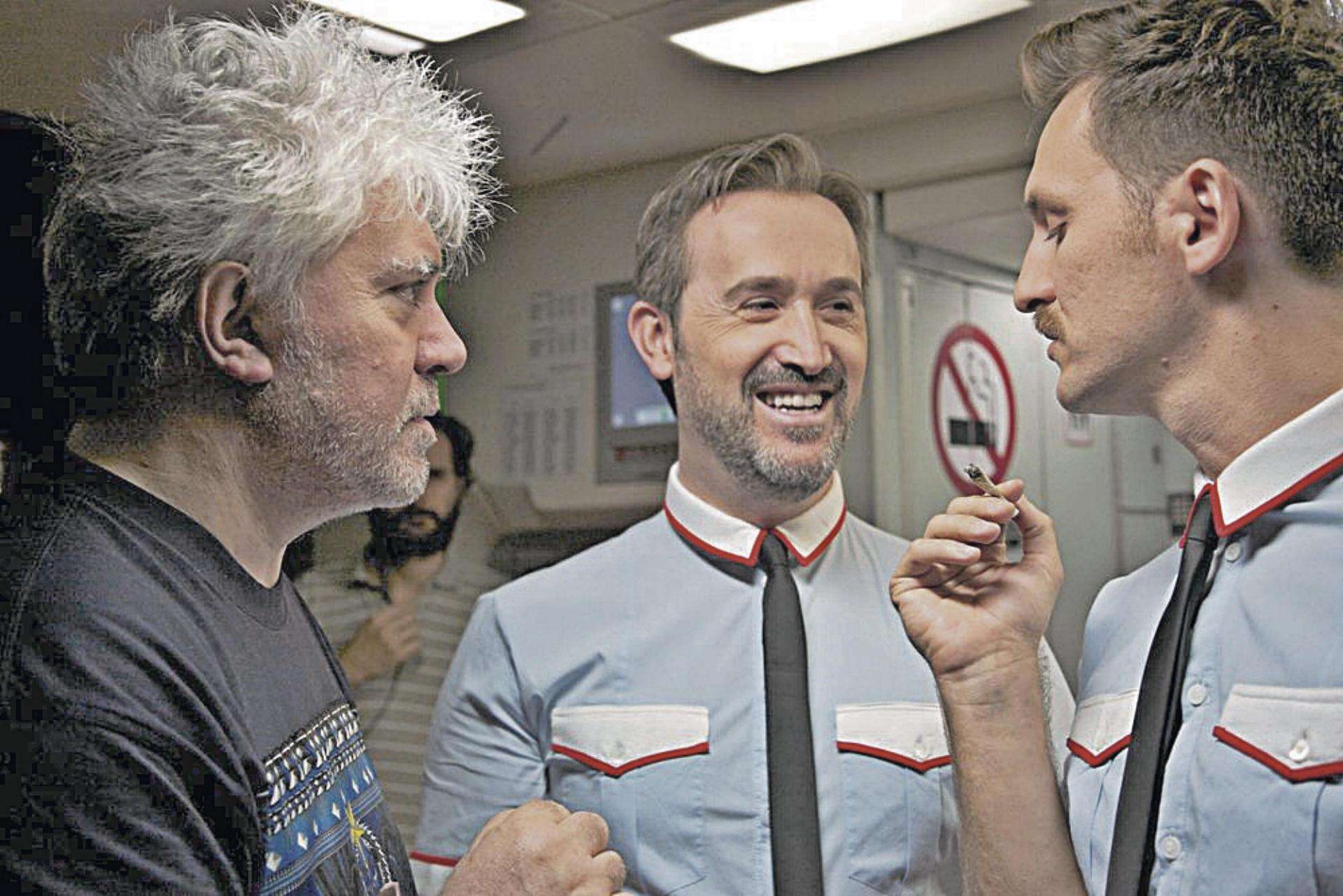 El director de la película ‘Los amantes pasajeros’ Pedro Almodóvar hablando con dos de los actores.