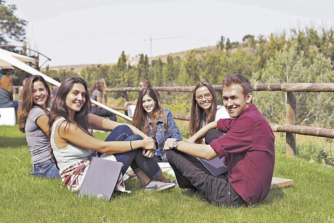 Un grupo de estudiantes, en una de las zonas verdes del campus de IE University en Segovia. / Roberto Arribas