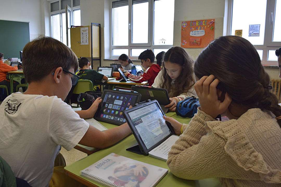 Alumnos en las aulas del centro, donde la tecnología se adapta a la educación de los alumnos. Alumnos en las aulas del centro, donde la tecnología se adapta a la educación de los alumnos.