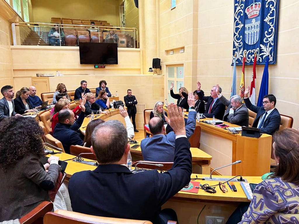 Votación de los Presupuestos del Ayuntamiento de Segovia para 2024 en el Pleno extraordinario. / EL ADELANTADO