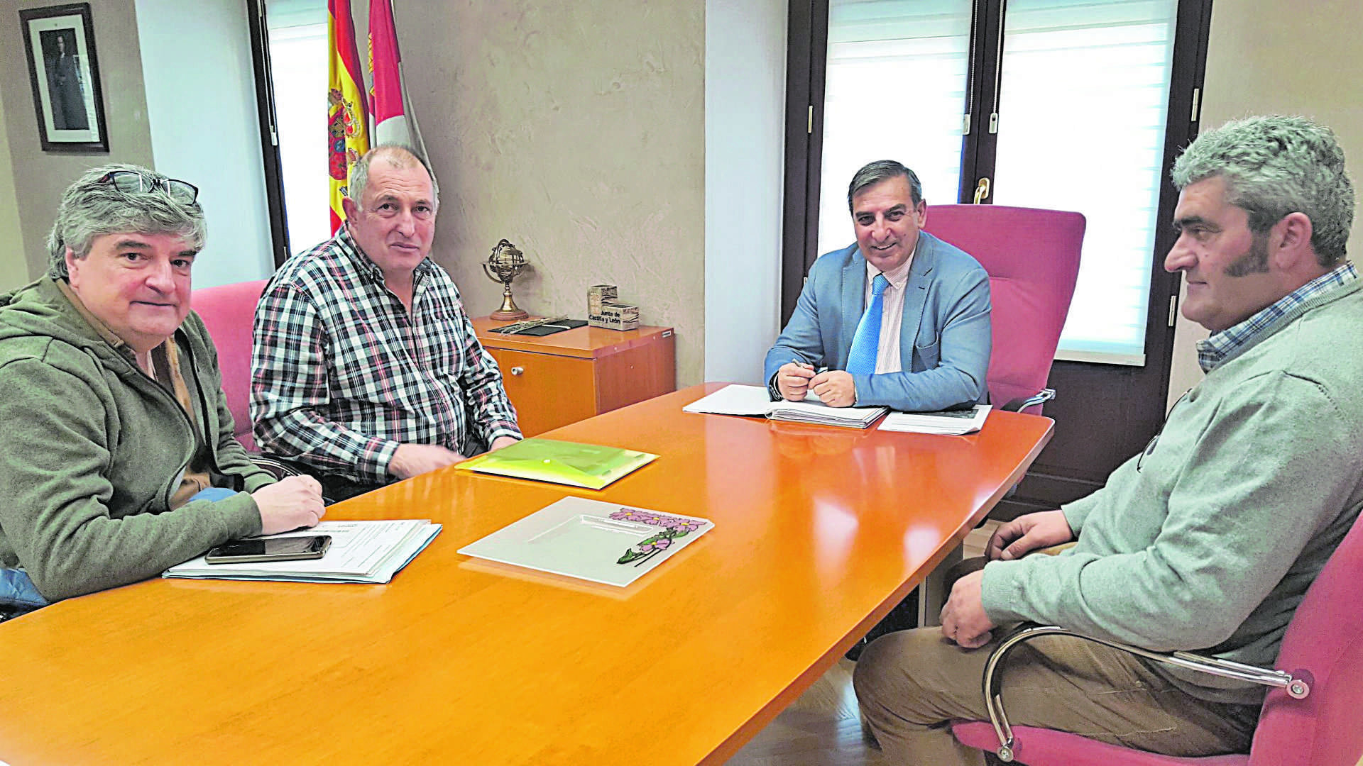 Reunión del delegado territorial con el alcalde de Valleruela de Sepúlveda