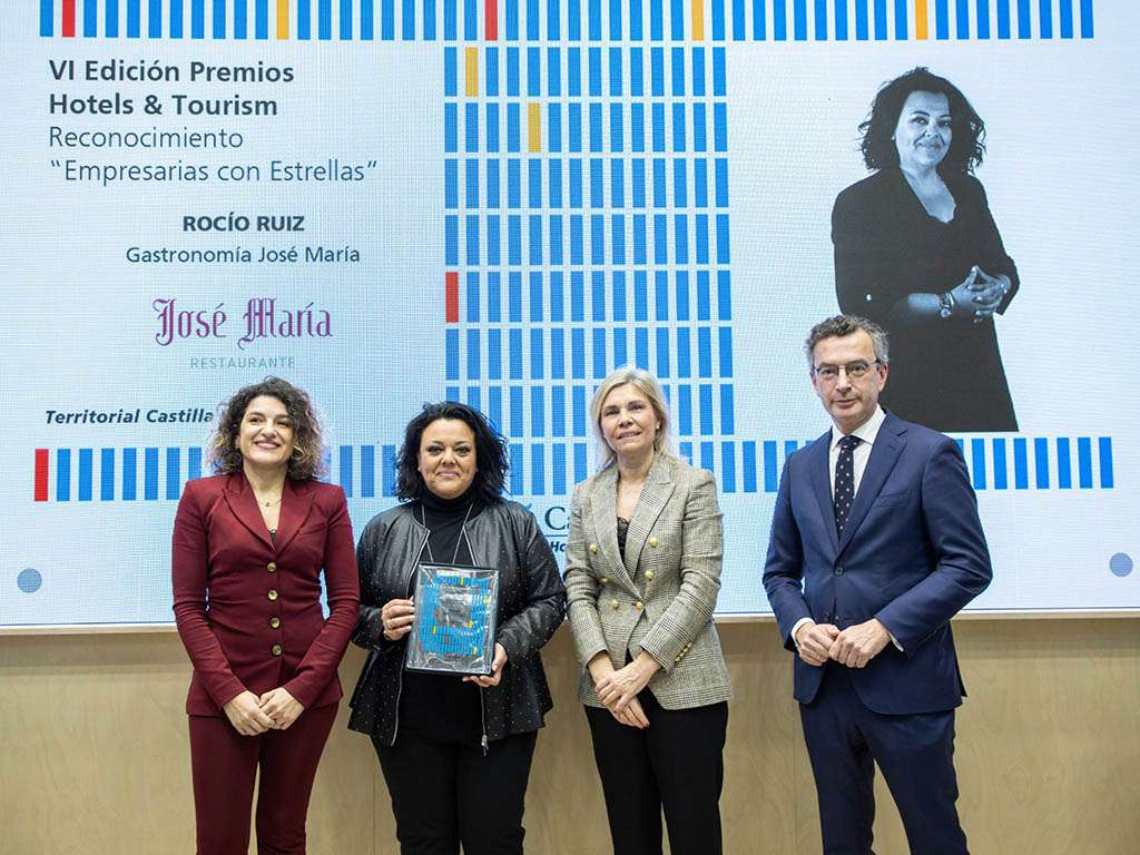 Rocio Ruiz recibe el premio Hotels&Tourism CaixaBank