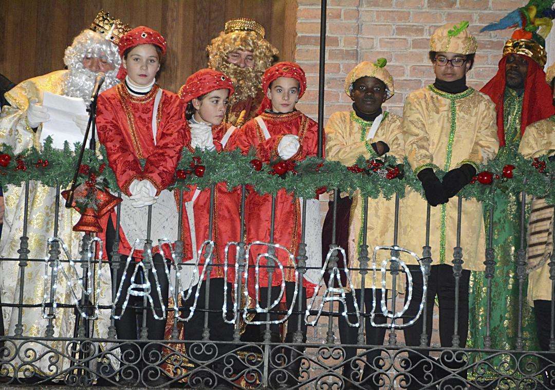 SS MM Los Reyes Magos agradeciendo el recibimiento de los vecinos de Nava SS MM Los Reyes Magos agradeciendo el recibimiento de los vecinos de Nava