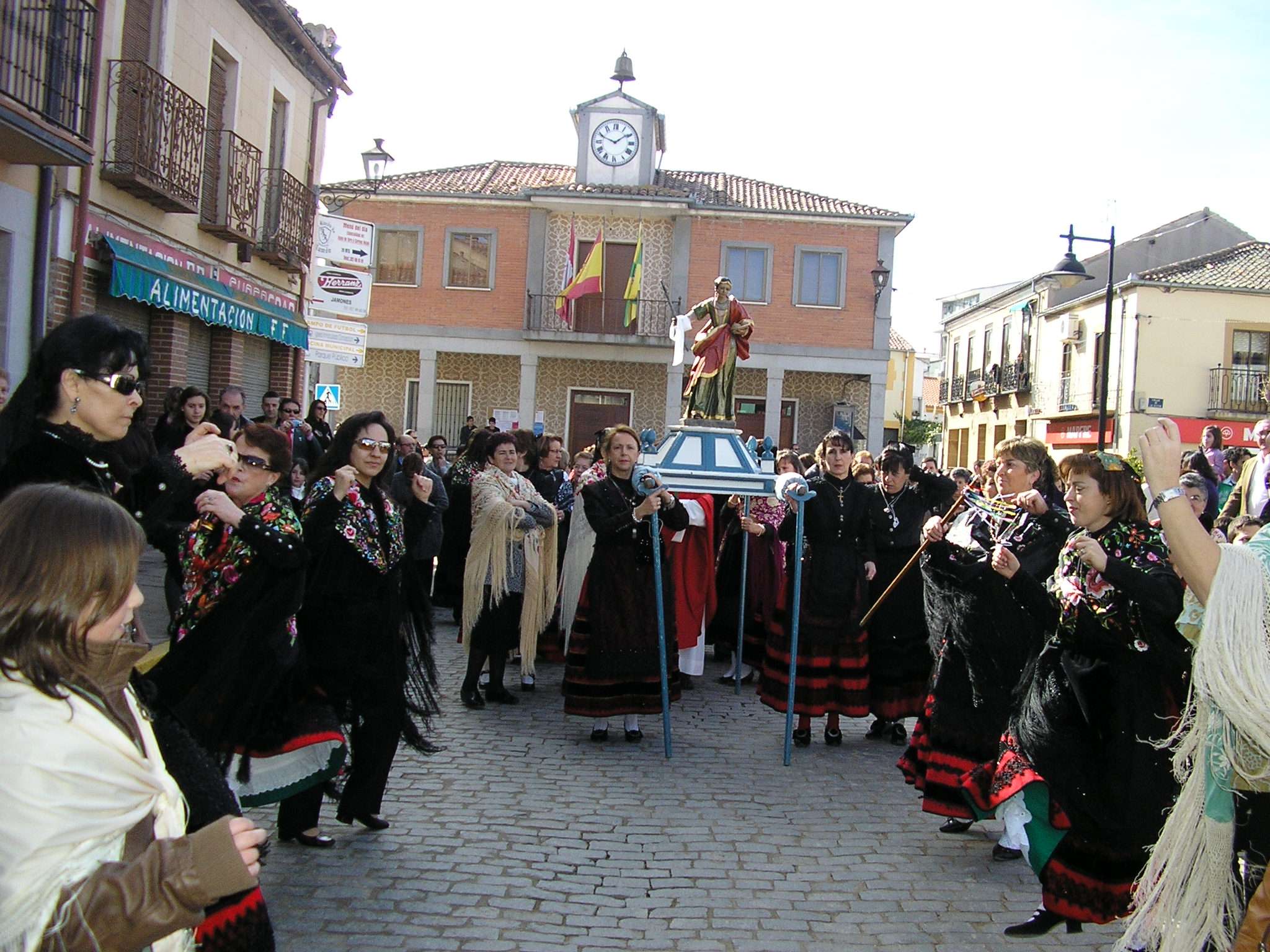 El municipio de Cantimpalos se prepara para Santa Águeda 1 Aguederas sacando en procesión a la santa