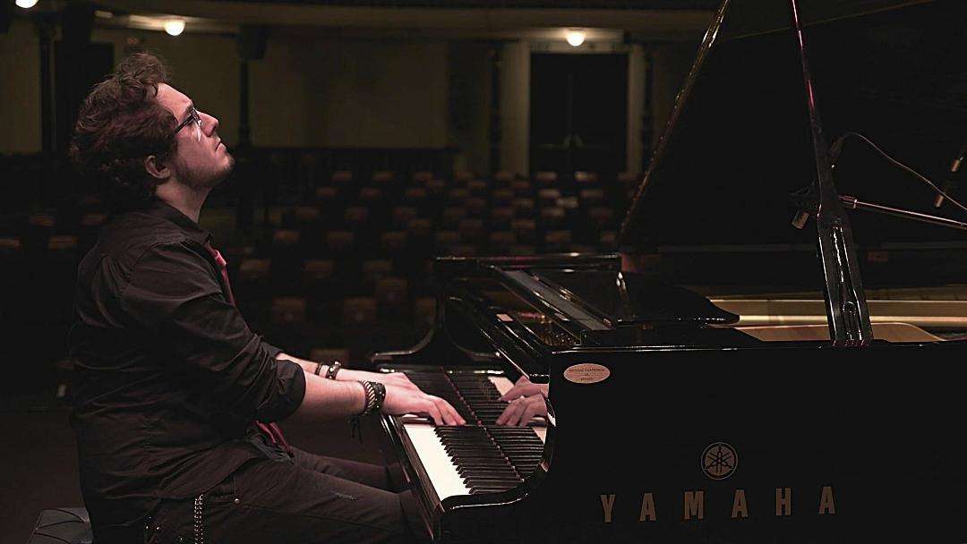 El pianista en una de sus actuaciones