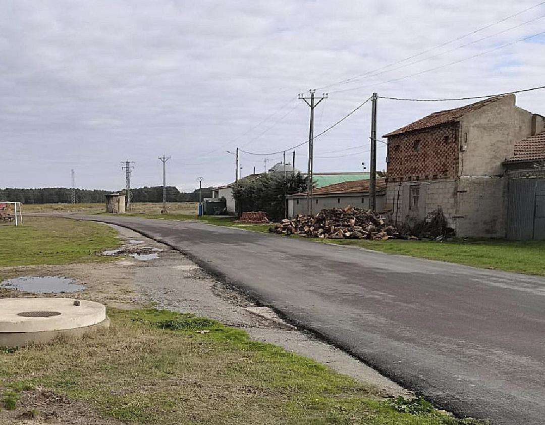 El camino de Fuentepelayo, también pavimentado.