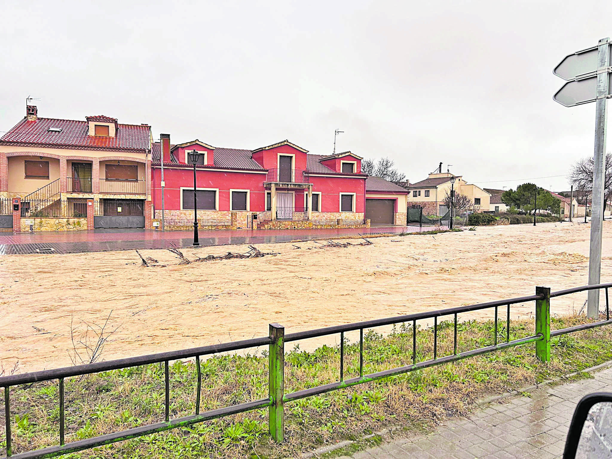 por las fuestes lluvias el cauce del arroyo se desbordo 2