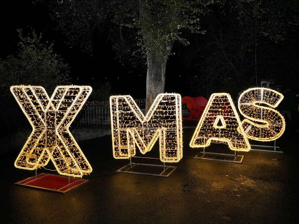Letras 'XMAS', instaladas en el Paseo de la Navidad. / MIGUEL ÁNGEL FERNÁNDEZ
