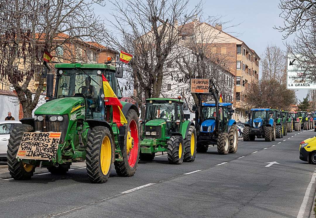 Cientos de tractores se suman a la protesta general y colapsan algunas carreteras y calles de Segovia 1 04 1 2