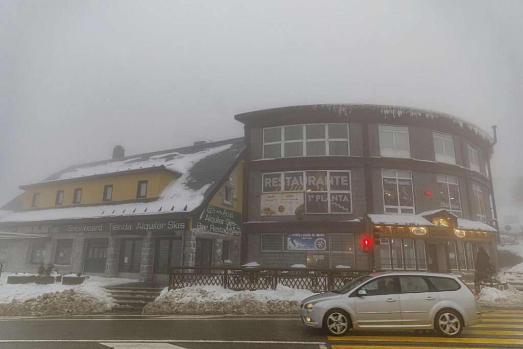 La Estación de esquí de Navacerrada y todos los comercios adyacentes