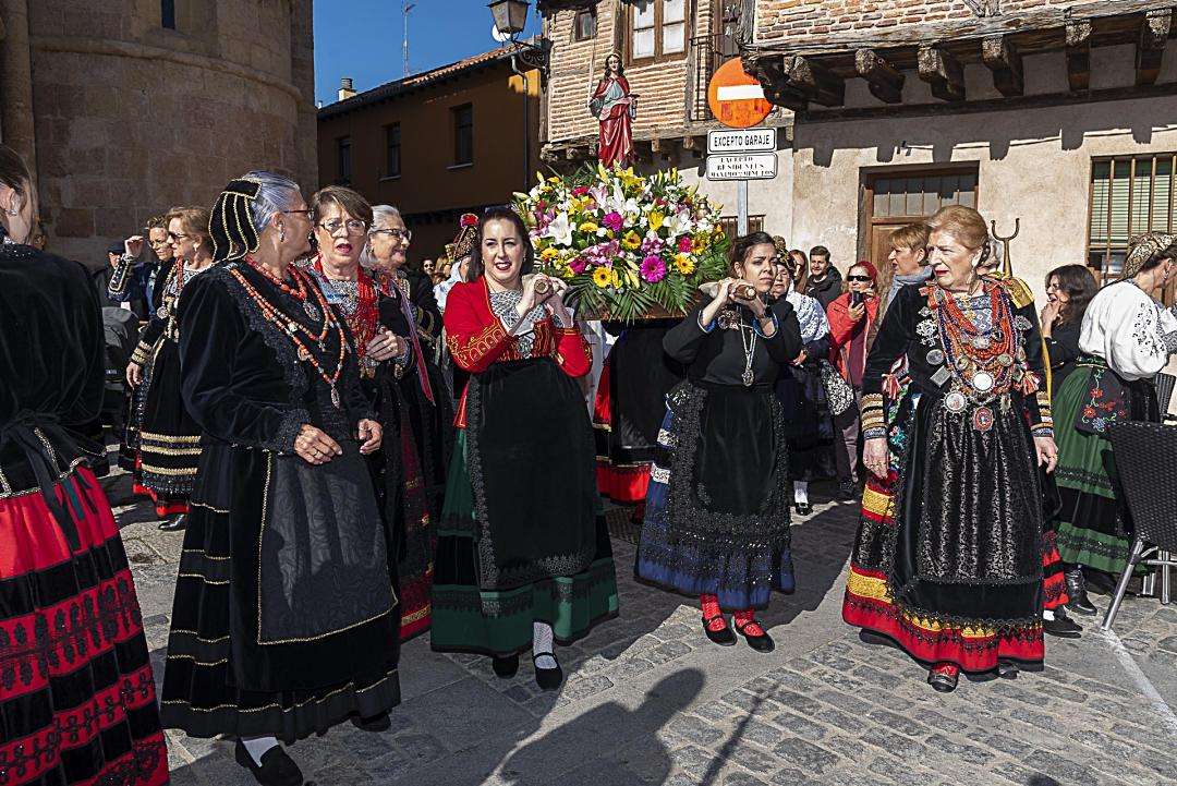 Procesión de Santa Águeda por la Plaza de San Lorenzo.