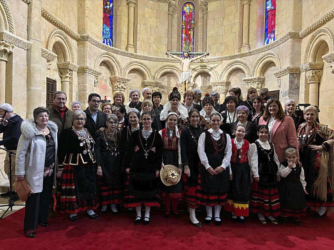 Las Águedas tras la misa del barrio de San Millán.