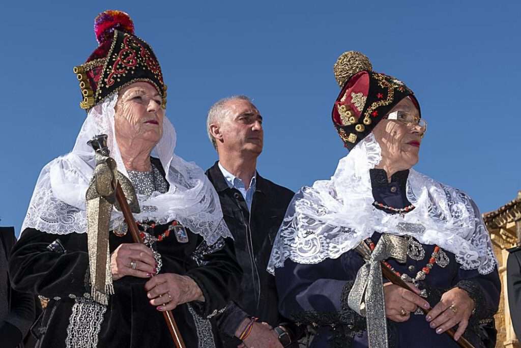 José Mazarías junto a las aguederas de honor de este año. José Mazarías junto a las aguederas de honor de este año.