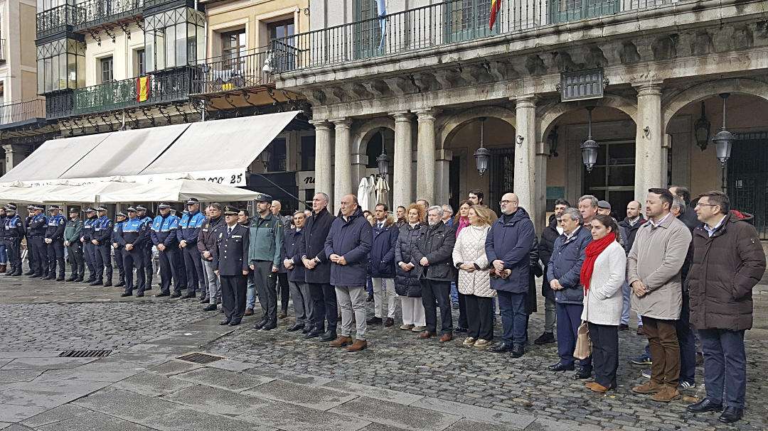 Minuto de silencio frente al Ayuntamiento.