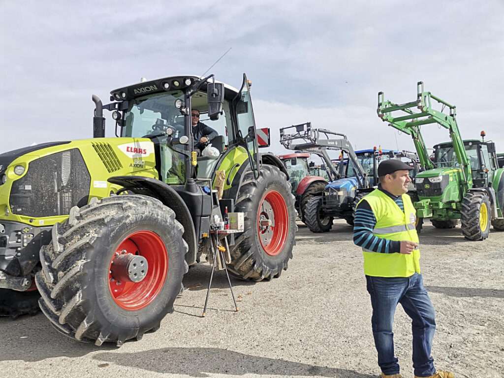 Cientos de tractores se suman a la protesta general y colapsan algunas carreteras y calles de Segovia 3 06 3