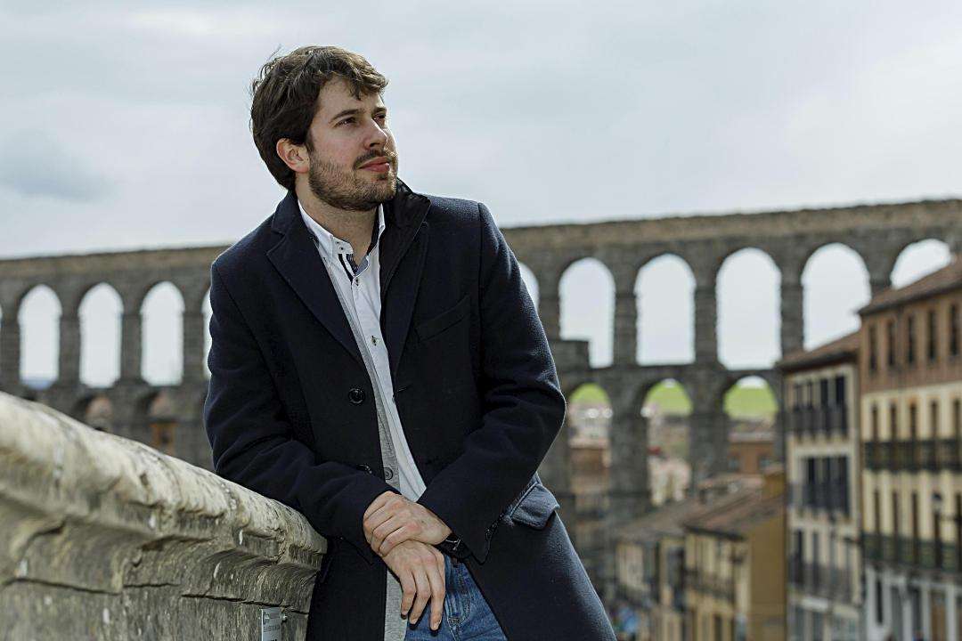 El director de orquesta segoviano José Luis López Antón, posa frente al Acueducto.