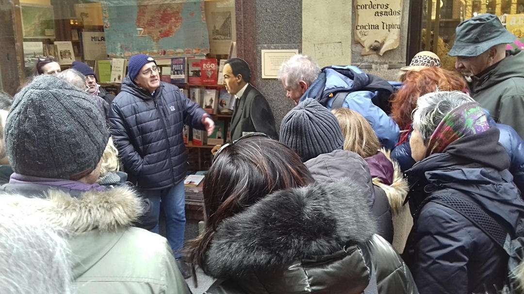 El paseo se detiene en la Librería Cervantes.