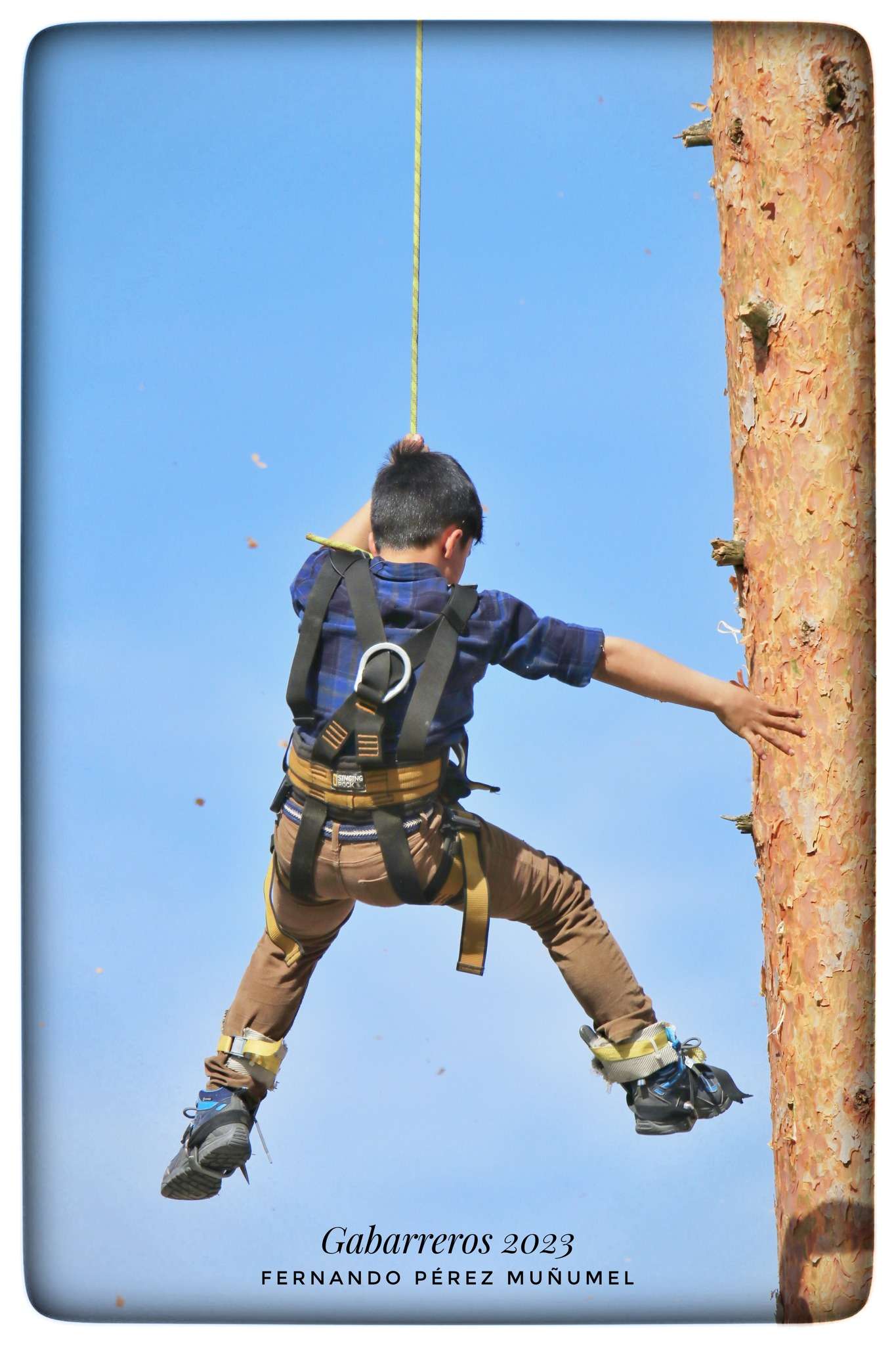 25 aniversario de la Fiesta de Los Gabarreros de El Espinar 1 Alonso vuela. / Fernando Pérez