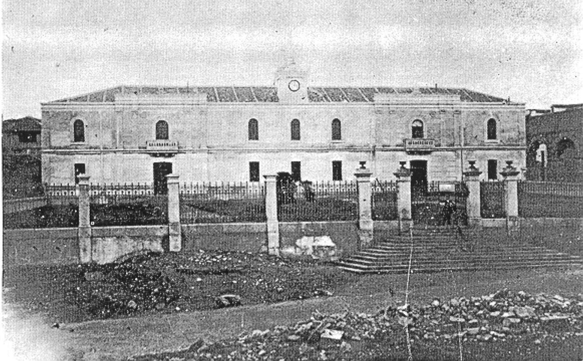 El Instituto a poco de su construcción, con la escalera de acceso y la verja perimetral. / Archivo I. B. Mariano Quintanilla