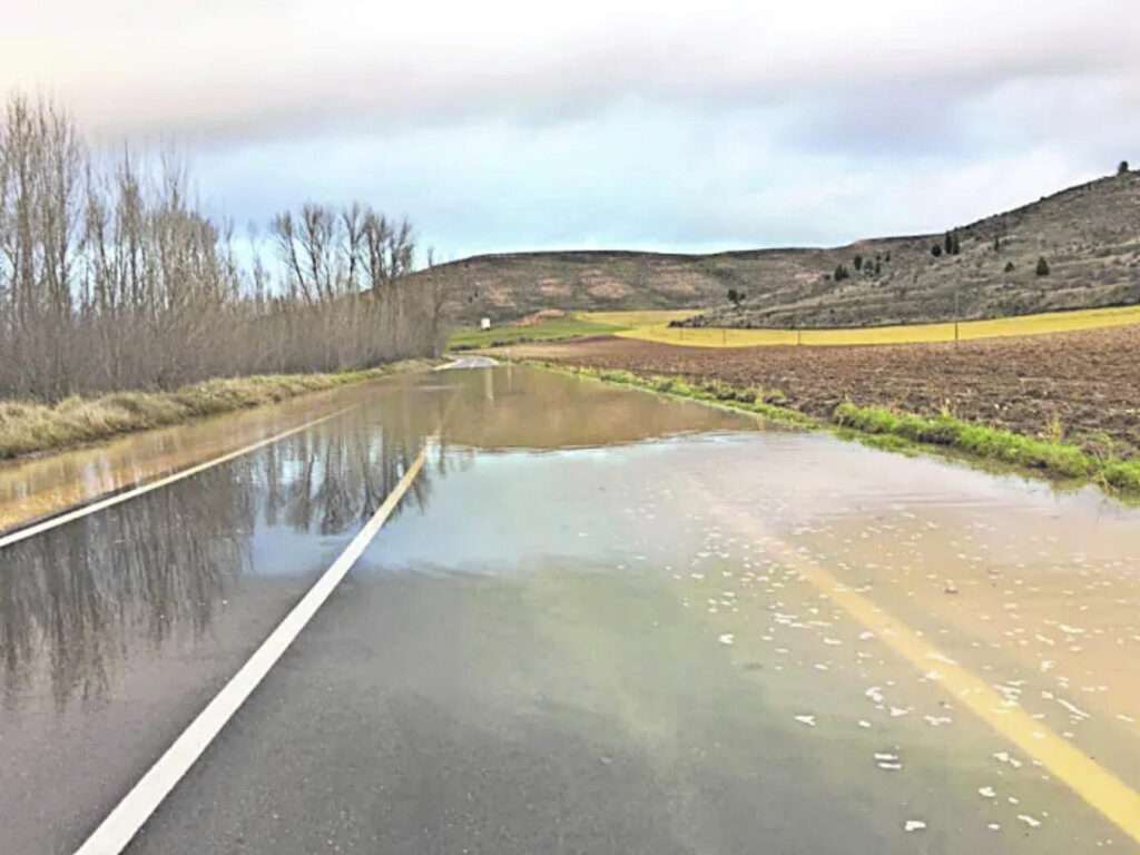 Carretera inundada de Burgomillodo a Carrascal del Río.
