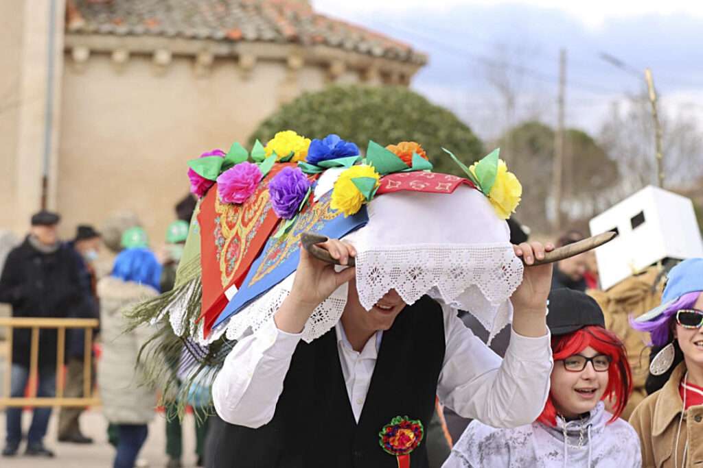 Las lores de papel sirvieron para decorar las vaquillas. Las lores de papel sirvieron para decorar las vaquillas.