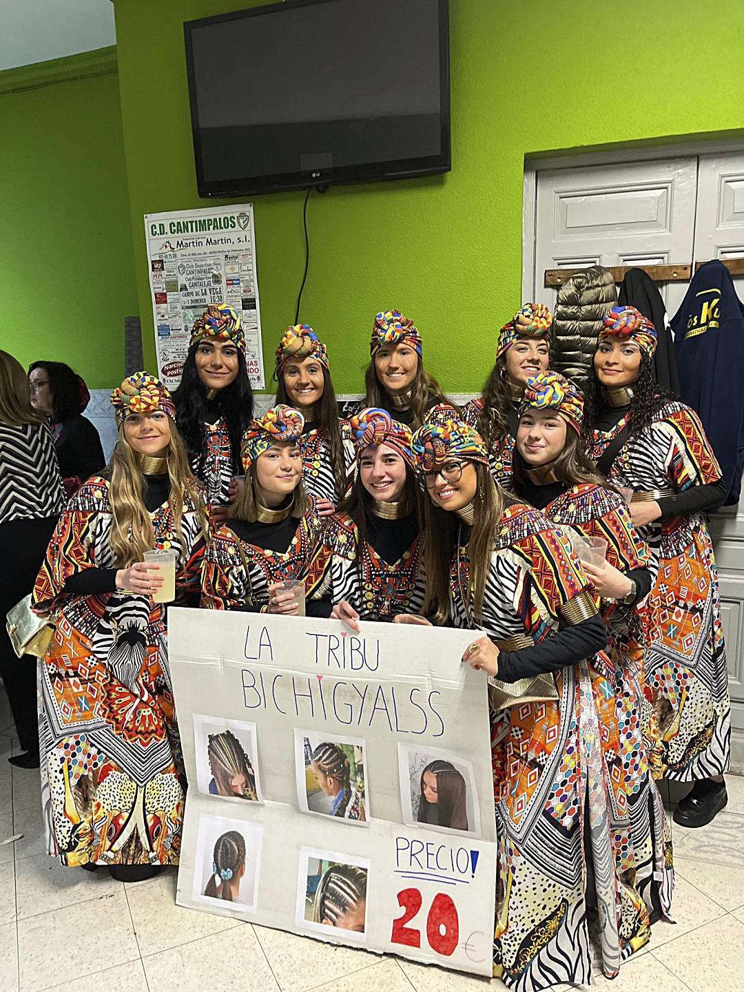 Las ganadoras del concurso de disfraces del sábado.