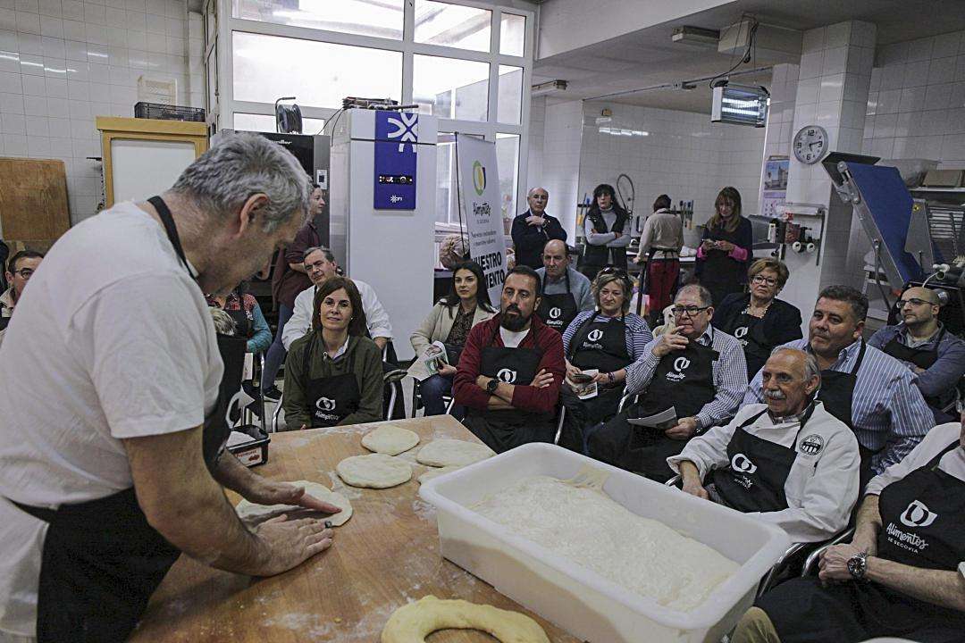 Demostración de la elaboración de pan artesanal durante la jornada.