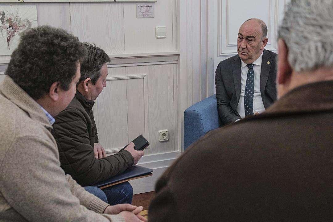 El presidente de la Diputación escucha a Pedro Luis Cuesta, regidor de Veganzones.