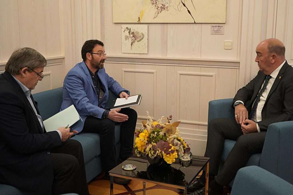 De Vicente atiende a Florentino Descalzo. De Vicente atiende a Florentino Descalzo.