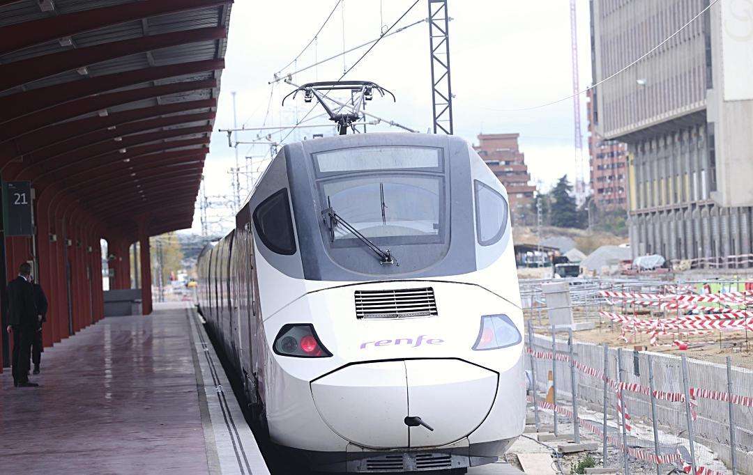 Tren de RENFE con el que se inauguró la Variante de Pajares.