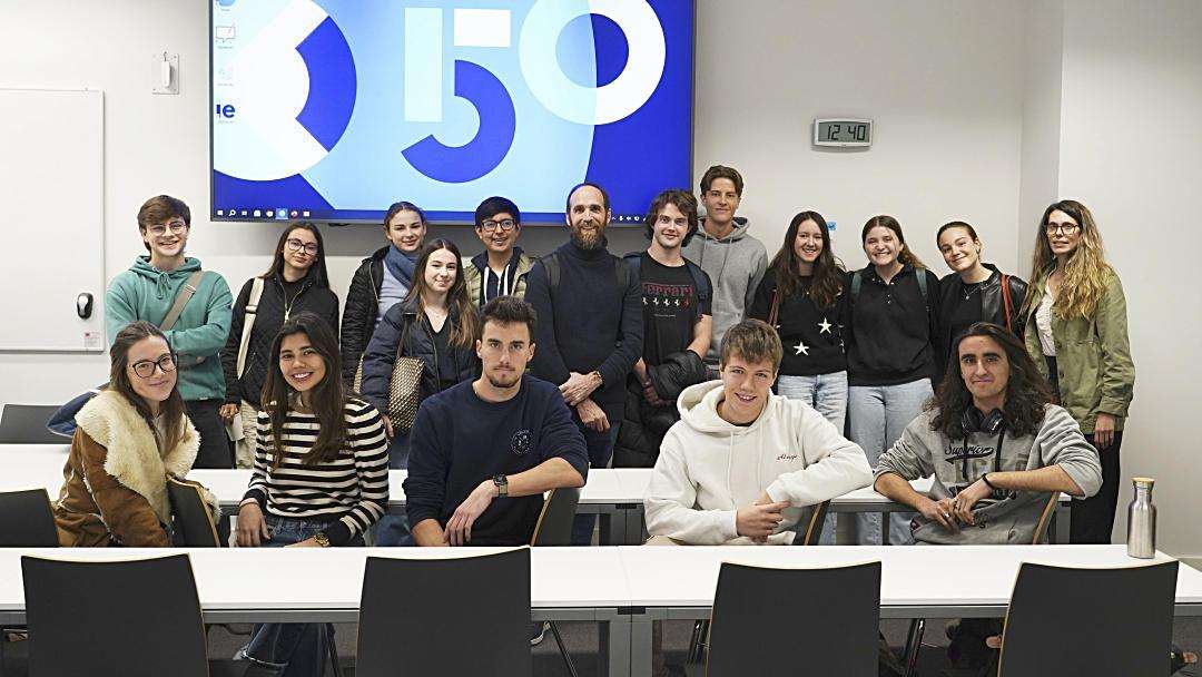 Sáez Cabezón, en el centro, junto con varios estudiantes de IE University participantes del seminario en Segovia. / Roberto Arribas