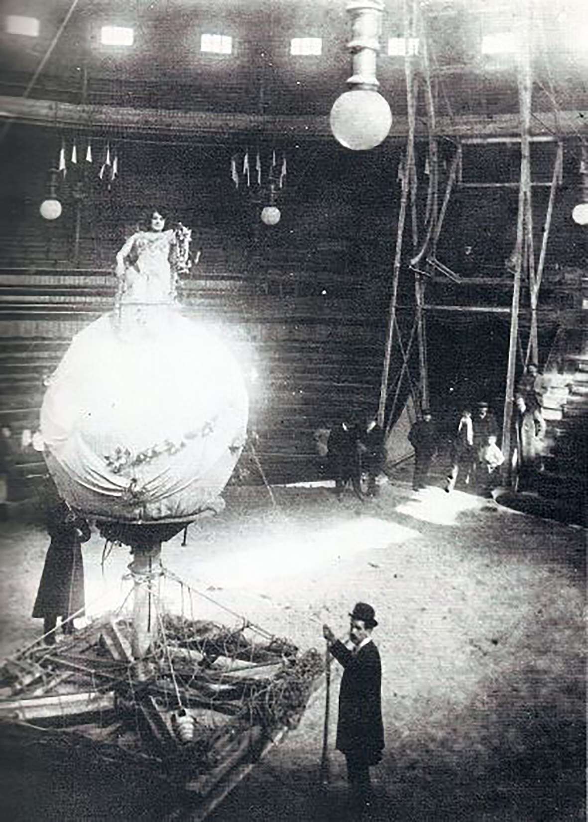 1900 Ensayo de un número acrobático en el Price