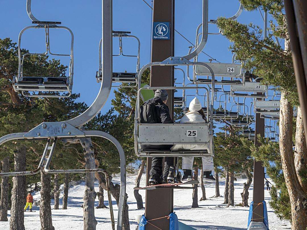 Esquiadores en el telesilla de la estación de Navacerrada
