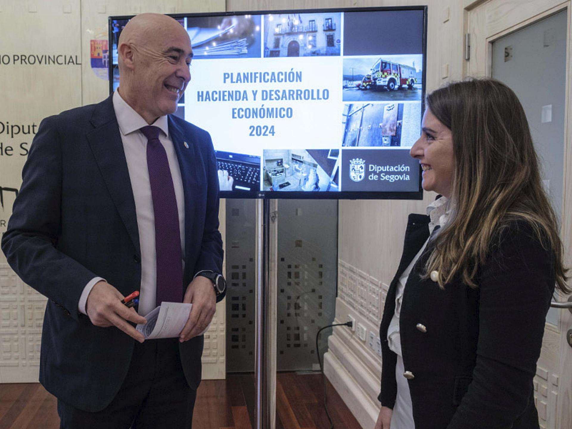 Oscar Moral junto a la alcaldesa de La Lastrilla, Elísabet Lázaro, también presente en el acto